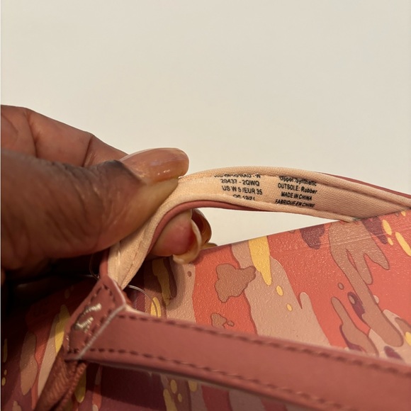 NWT Olukai pink camouflage thong sandals. Size 5 - Picture 4 of 5
